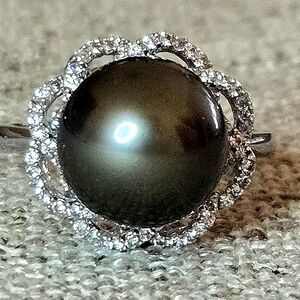 Elegant Black Pearl and Silver Ring